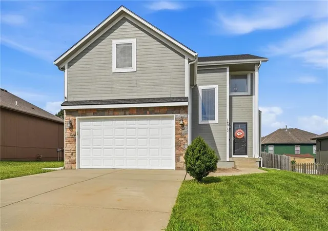 1st image of 16912 Summit Dr, Belton, MO 64012 | MLS# 2636830