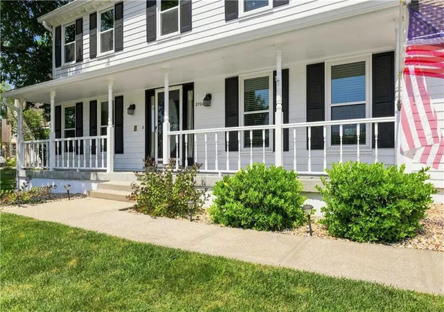 Photo 2 of Sale Pending at 2700 Nw Bent Tree Cir, Lee's Summit, MO 64081 | MLS# 2636831 | Listing updated on 2026-08-30