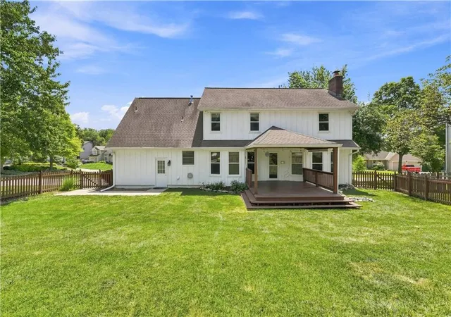 Photo 3 of Sale Pending at 2700 Nw Bent Tree Cir, Lee's Summit, MO 64081 | MLS# 2636831 | Listing updated on 2026-08-30