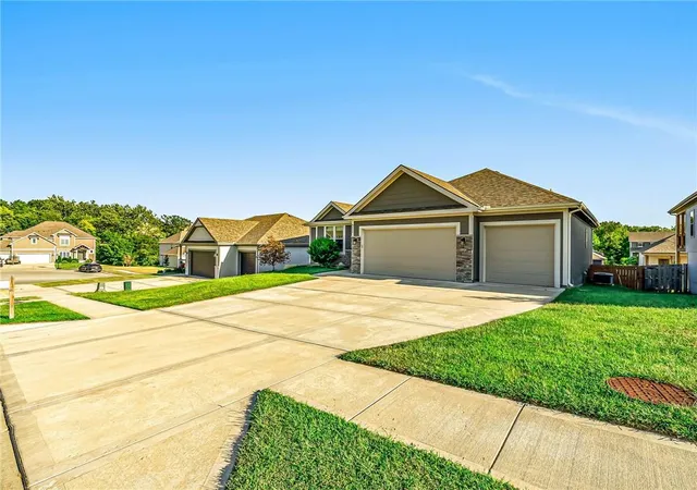 Photo 3 of Single family home for sale at 8615 Nw 74th Terrace, Kansas City, MO 64152 | MLS# 2636834 | Listing updated on 2026-10-07