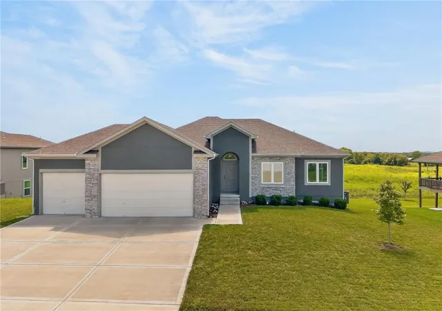 2nd image of 1015 Fox Trot Dr, Odessa, MO 64076 | MLS# 2636903