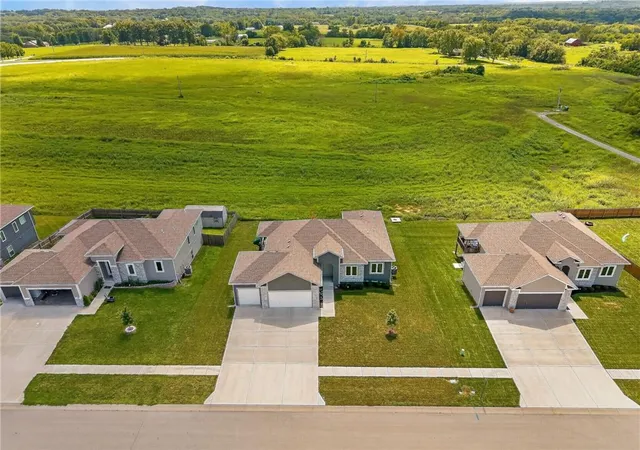 4th image of 1015 Fox Trot Dr, Odessa, MO 64076 | MLS# 2636903