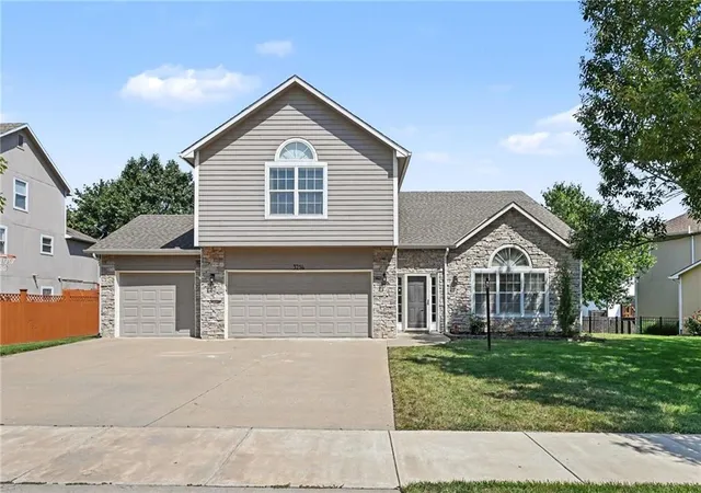 1st image of 3214 Nottingham Ct, Lawrence, KS 66049 | MLS# 2636906