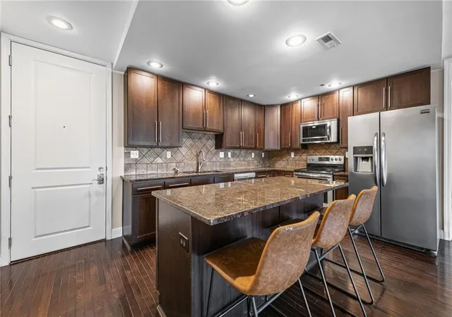 2nd image of 2940 Baltimore Ave #1303, Kansas City, MO 64108 | MLS# 2636908