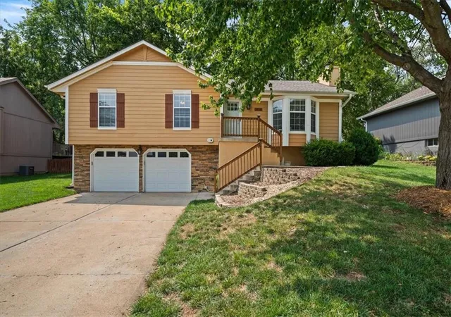 Photo 1 of Single family home for sale at 1712 Ne Whitestone Dr, Lees Summit, MO 64086 | MLS# 2636910 | Listing updated on 2026-08-28