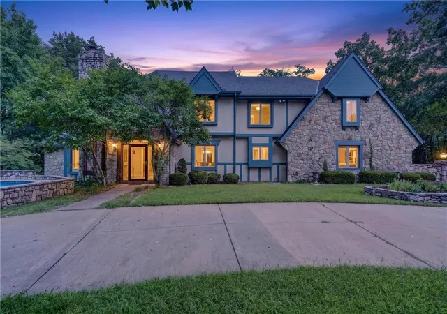 Single family home for sale at 6807 Cedar Bnd, Parkville, MO 64152 | MLS# 2636916