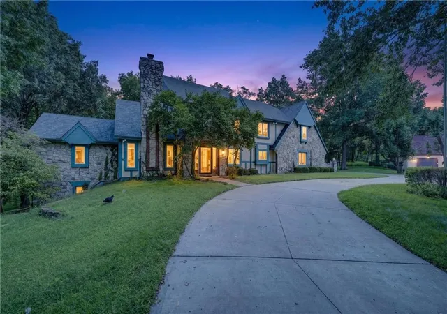 Photo 2 of Mansion for sale at 6807 Cedar Bnd, Parkville, MO 64152 | MLS# 2636916 | Listing updated on 2026-09-07