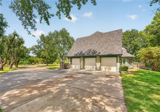 Photo 3 of Mansion for sale at 6807 Cedar Bnd, Parkville, MO 64152 | MLS# 2636916 | Listing updated on 2026-09-07
