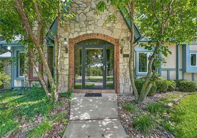 Photo 3 of Single family home for sale at 6807 Cedar Bnd, Parkville, MO 64152 | MLS# 2636916 | Listing updated on 2026-09-07