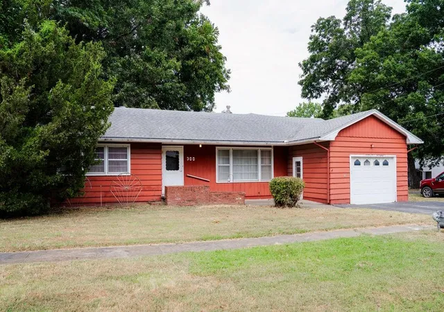 Photo 2 of Single family home for sale at 300 Huston Ave, Altamont, KS 67330 | MLS# 2636917 | Listing updated on 2026-09-02