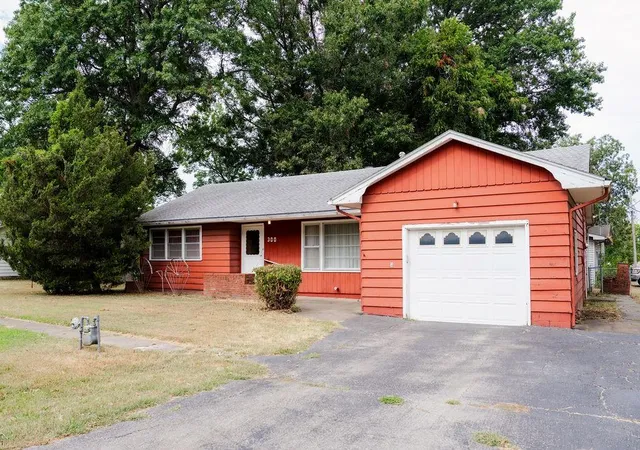 Photo 1 of Single family home for sale at 300 Huston Ave, Altamont, KS 67330 | MLS# 2636917 | Listing updated on 2026-09-02