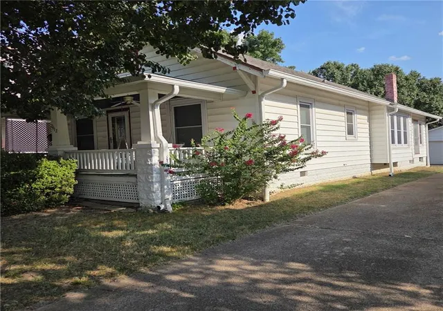 2nd image of 2612 Broadway Ave, Parsons, KS 67357 | MLS# 2636936