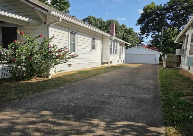Photo 3 of Single family home for sale at 2612 Broadway Ave, Parsons, KS 67357 | MLS# 2636936 | Listing updated on 2026-09-28