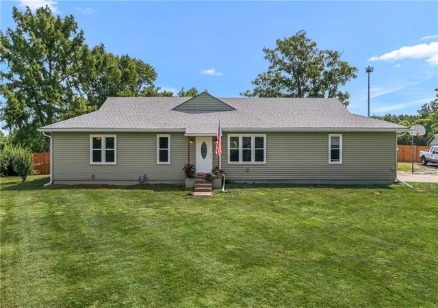 1st image of 4237 Lakeview Dr, Leavenworth, KS 66048 | MLS# 2636952