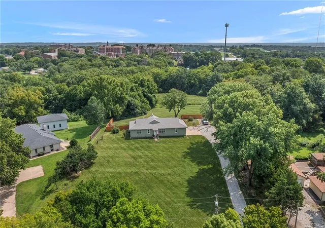 3rd image of 4237 Lakeview Dr, Leavenworth, KS 66048 | MLS# 2636952