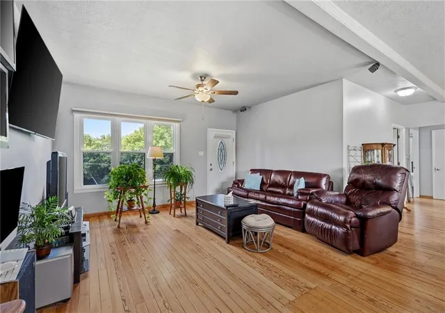 4th image of 4237 Lakeview Dr, Leavenworth, KS 66048 | MLS# 2636952