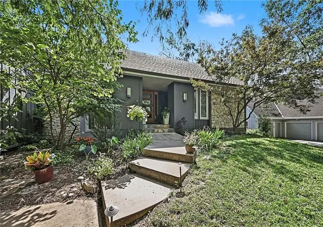 Photo 3 of Sale Pending at 4615 N Wyandotte St, Kansas City, MO 64116 | MLS# 2636961 | Listing updated on 2026-08-31