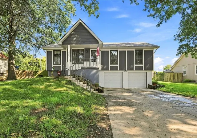 Photo 2 of Sale Pending at 901 Nw Valley Woods Dr, Grain Valley, MO 64029 | MLS# 2636962 | Listing updated on 2026-09-05