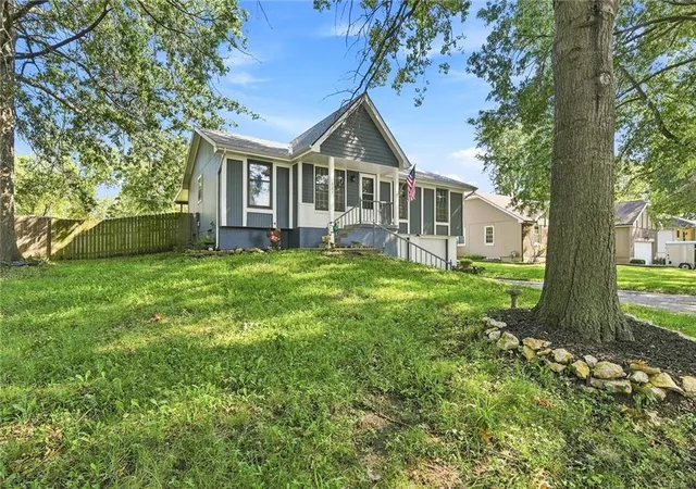 Photo 3 of Sale Pending at 901 Nw Valley Woods Dr, Grain Valley, MO 64029 | MLS# 2636962 | Listing updated on 2026-09-05