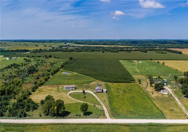 3rd image of 950 Eisenhower Rd, Princeton, KS 66078 | MLS# 2636963