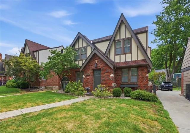 Photo 2 of Sale Pending at 1279 W 72nd Terrace, Kansas City, MO 64114 | MLS# 2636971 | Listing updated on 2026-09-13