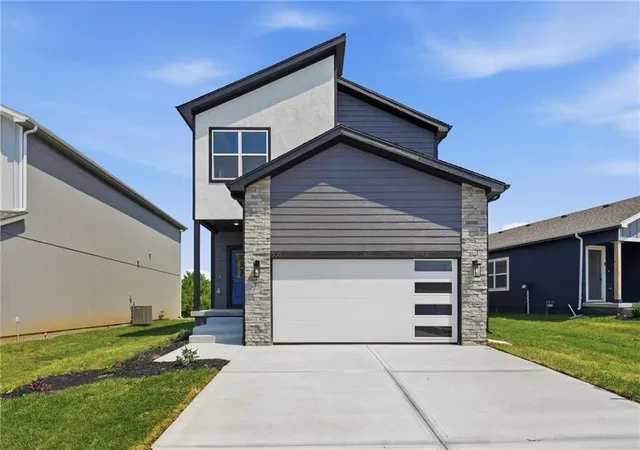 Photo 1 of Single family home for sale at 806 Glenn Cir, Raymore, MO 64083 | MLS# 2636981 | Listing updated on 2026-09-24