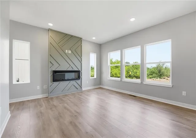 2nd image of 806 Glenn Cir, Raymore, MO 64083 | MLS# 2636981