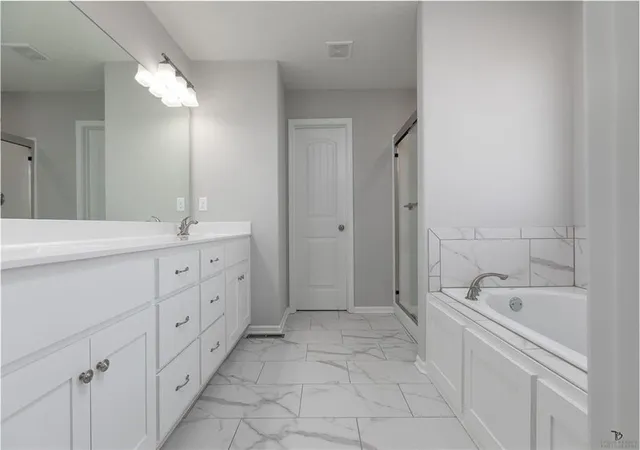 Photo 4 of Single family home for sale at 527 Skyview Ln, Liberty, MO 64068 | MLS# 2636998 | Listing updated on 2026-10-08