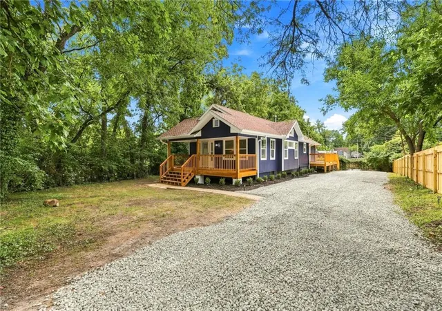 Photo 2 of Single family home for sale at 201 W 81st Terrace, Kansas City, MO 64114 | MLS# 2637001 | Listing updated on 2026-10-14