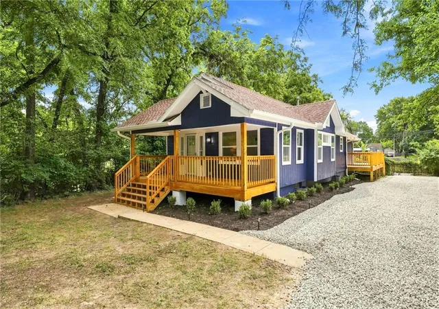 Photo 3 of Single family home for sale at 201 W 81st Terrace, Kansas City, MO 64114 | MLS# 2637001 | Listing updated on 2026-10-14