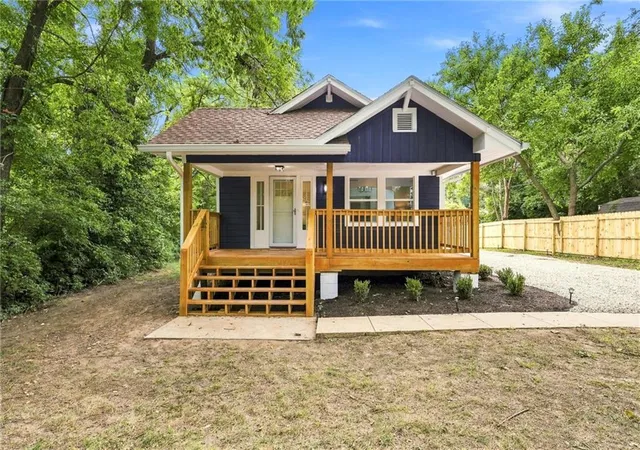 Photo 3 of Single family home for sale at 201 W 81st Terrace, Kansas City, MO 64114 | MLS# 2637001 | Listing updated on 2026-10-14