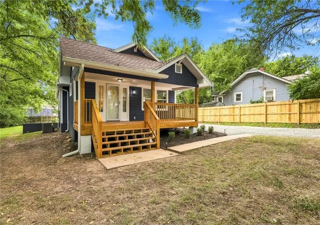 Photo 4 of Single family home for sale at 201 W 81st Terrace, Kansas City, MO 64114 | MLS# 2637001 | Listing updated on 2026-10-14