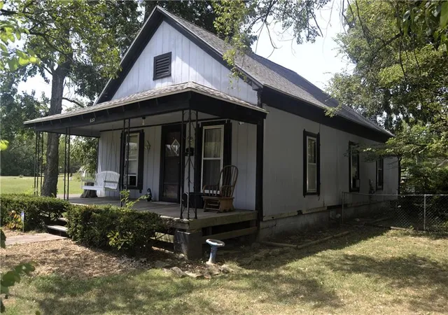 3rd image of 622 S Jefferson Ave, Iola, KS 66749 | MLS# 2637023