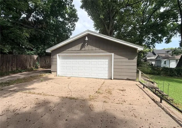 2nd image of 1418 6th Ave, Leavenworth, KS 66048 | MLS# 2637034