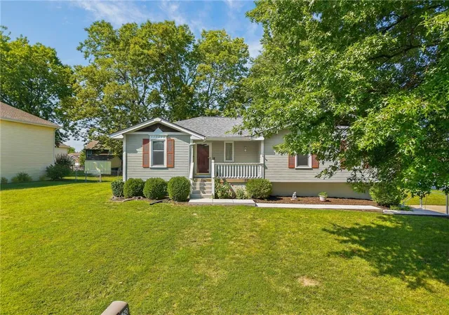 Photo 2 of Sale Pending at 320 Regency Park St, Kearney, MO 64060 | MLS# 2637038 | Listing updated on 2026-08-30