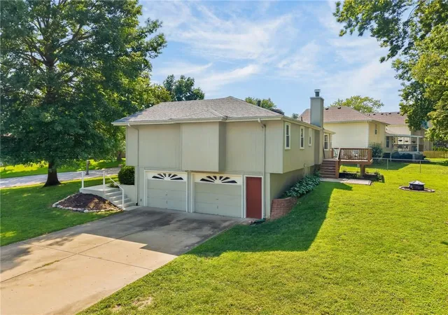 Photo 3 of Sale Pending at 320 Regency Park St, Kearney, MO 64060 | MLS# 2637038 | Listing updated on 2026-08-30