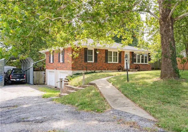 1st image of 903 West St, Tonganoxie, KS 66086 | MLS# 2637046