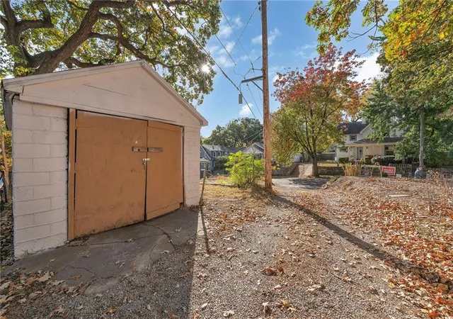 Photo 4 of Single family home for sale at 3416 Genessee St, Kansas City, MO 64111 | MLS# 2637048 | Listing updated on 2026-10-01