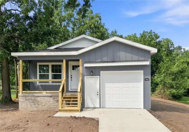1st image of 7908 Pleasant Valley Rd, Pleasant Valley, MO 64068 | MLS# 2637056