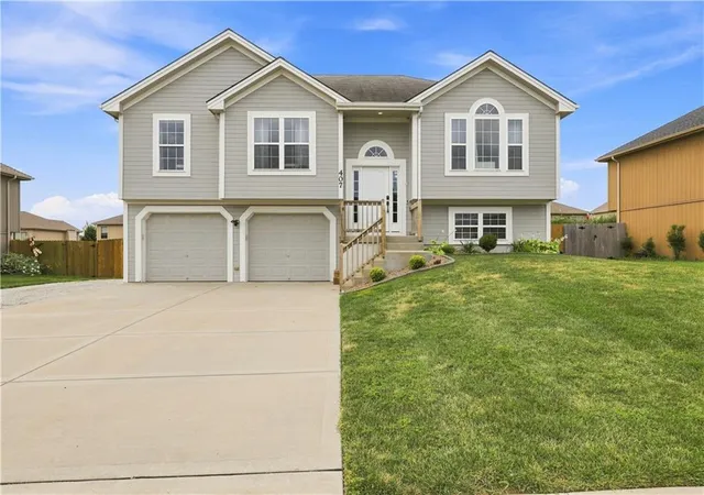 1st image of 407 Ne 192nd Ter, Smithville, MO 64089 | MLS# 2637068