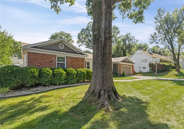 Photo 3 of Sale Pending at 5521 W 84th Street, Overland Park, KS 66207 | MLS# 2637104 | Listing updated on 2026-08-24