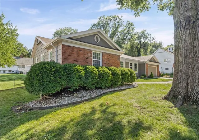 Photo 3 of Sale Pending at 5521 W 84th Street, Overland Park, KS 66207 | MLS# 2637104 | Listing updated on 2026-08-24