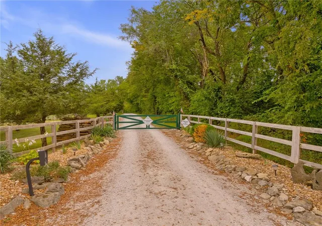Photo 3 of Sale Pending at 32921 S Ridgeview Farm Rd, Drexel, MO 64742 | MLS# 2637111 | Listing updated on 2026-09-05