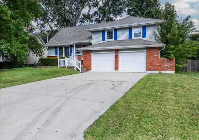 Photo 3 of Sale Pending at 905 Sw Savannah Dr, Lees Summit, MO 64081 | MLS# 2637113 | Listing updated on 2026-08-26