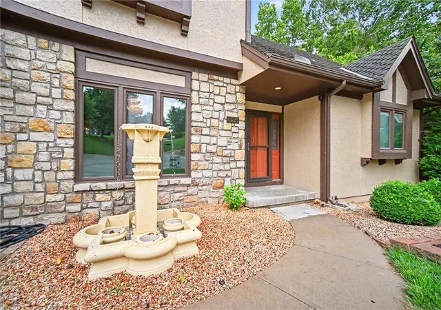 Photo 3 of Single family home for sale at 5525 N Oakdale Pl, Parkville, MO 64152 | MLS# 2637119 | Listing updated on 2026-10-01