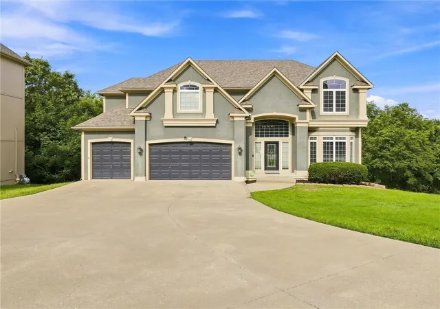 2nd image of 5822 Ne Timber Hills Dr, Lees Summit, MO 64064 | MLS# 2637123