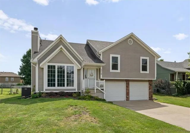 2nd image of 715 Shiloh Dr, Raymore, MO 64083 | MLS# 2637126