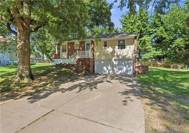 Photo 1 of Sale Pending at 2728 Nw Pembroke Pl, Blue Springs, MO 64015 | MLS# 2637130 | Listing updated on 2026-09-14