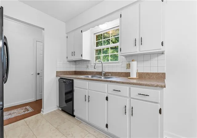 Photo 3 of Sale Pending at 2728 NW Pembroke Pl, Blue Springs, MO 64015 | MLS# 2637130 | Listing updated on 2026-09-14