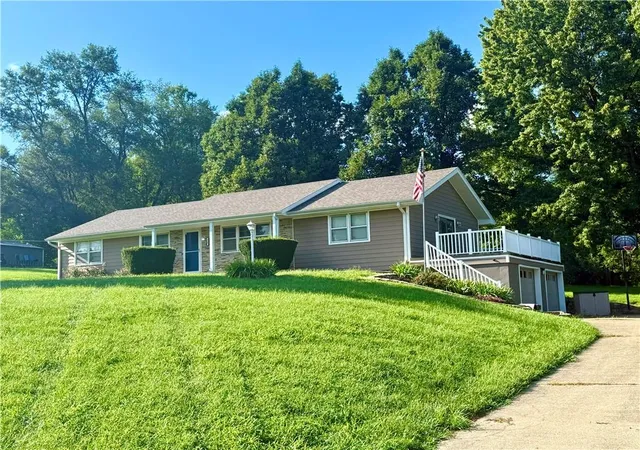1st image of 2307 Westminster Ln, Saint Joseph, MO 64503 | MLS# 2637134